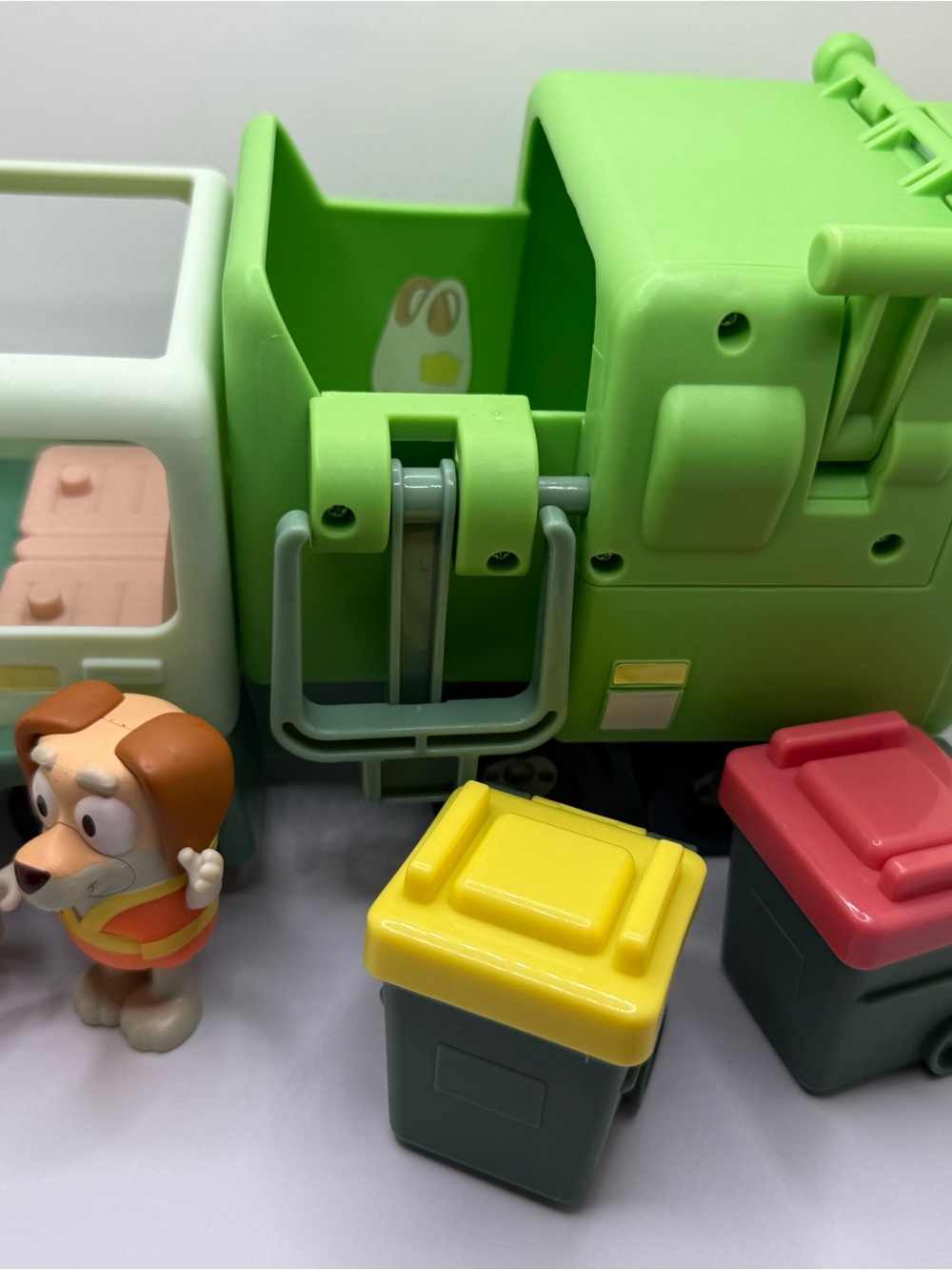 Disney Bluey Garbage truck playset 2 trash cans 2 figures